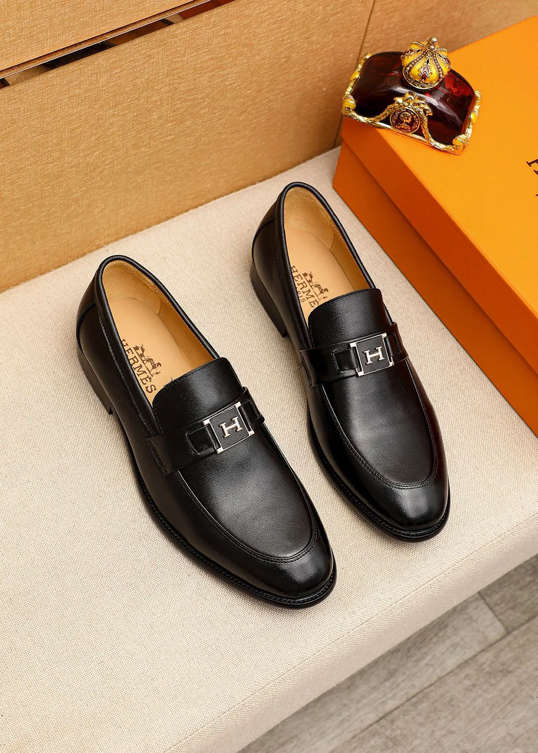 Men's shoes 💰442 💐 Product trademark: HERMES "Hermès" casual leather shoes Regular size: 38-44 (45🉑️customized) Product materials: Selected imported first-layer calfskin upper + luxury hardware buckle, imported water-dyed 🐂 cowhide lining. Strong three-dimensional visual effect, combined outsole Color: 1⃣️color optional
